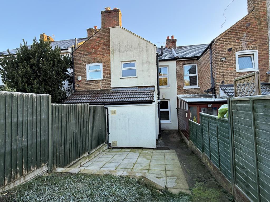 Lot: 67 - HOUSE IN NEED OF IMPROVEMENT - Rear of property